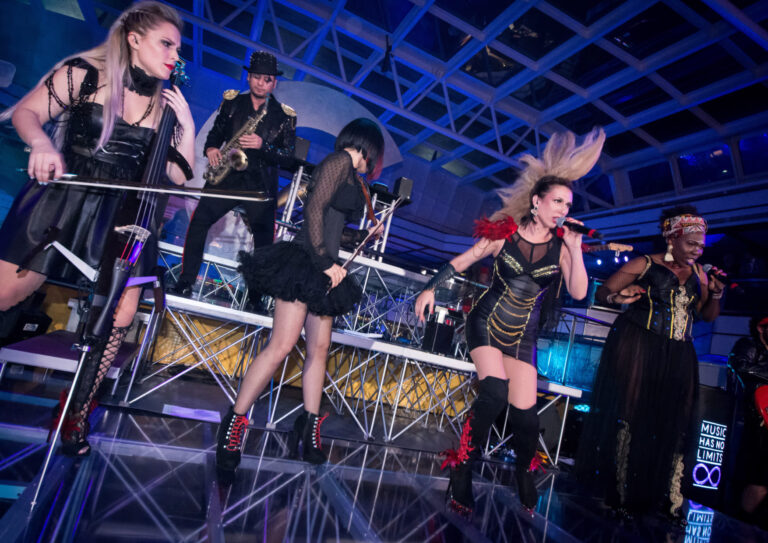 Show_Entertainment-Cruise-05